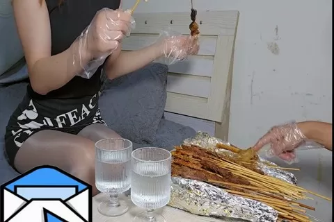 自拍外流 深夜叫妹妹來吃燒烤 哥哥性慾來襲狂操妹妹騷逼