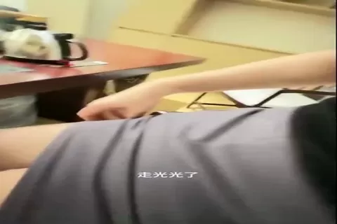 自拍外流 不穿內褲姐姐在辦公桌上被操噴的全是水