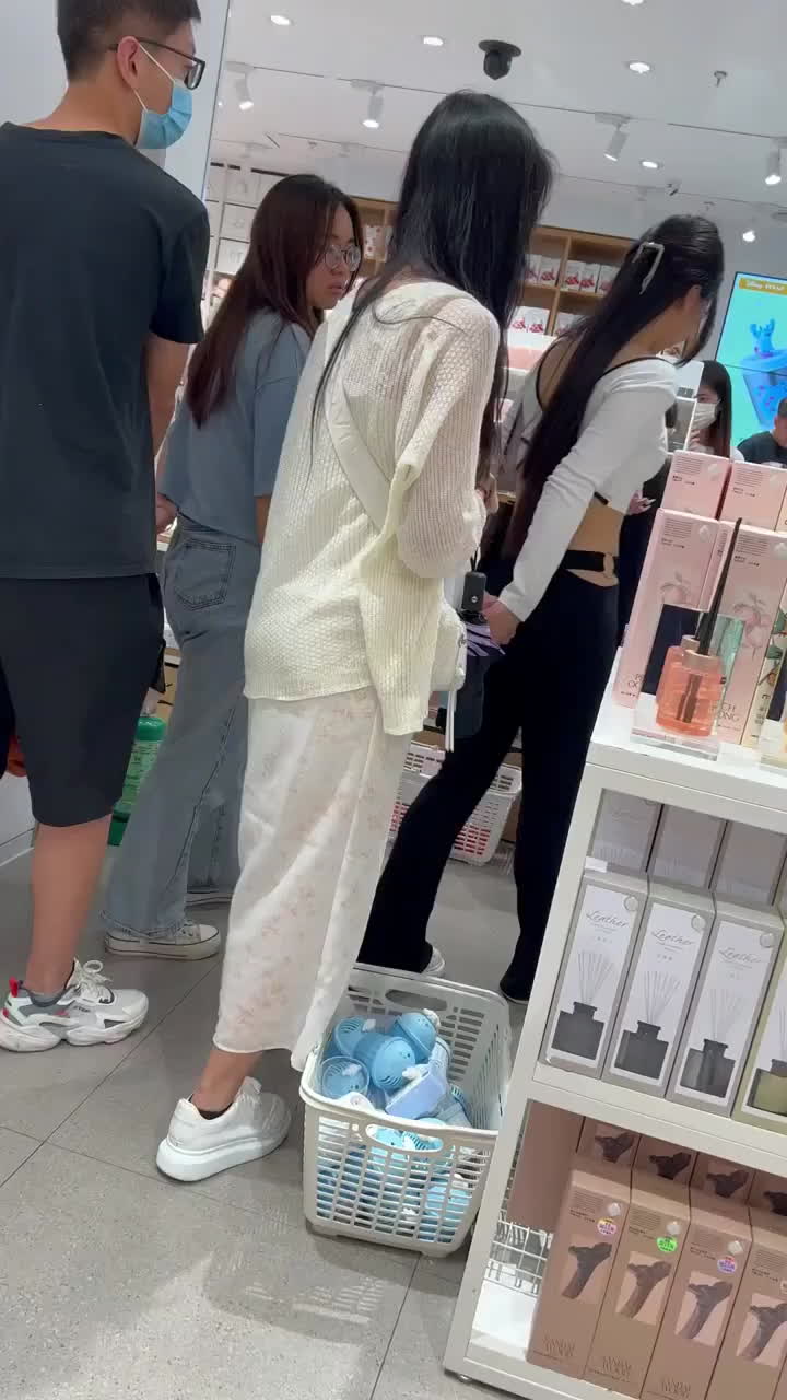 長裙清純美少女逛街內褲都陷進去小淫穴裡面 真的是有夠騷 A片