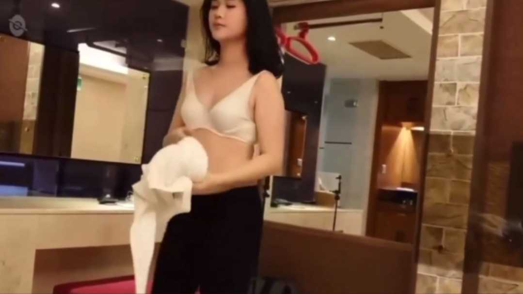 臺灣成年女生劇情演繹金錢誘惑，互動挑逗對白幽默有趣 A片